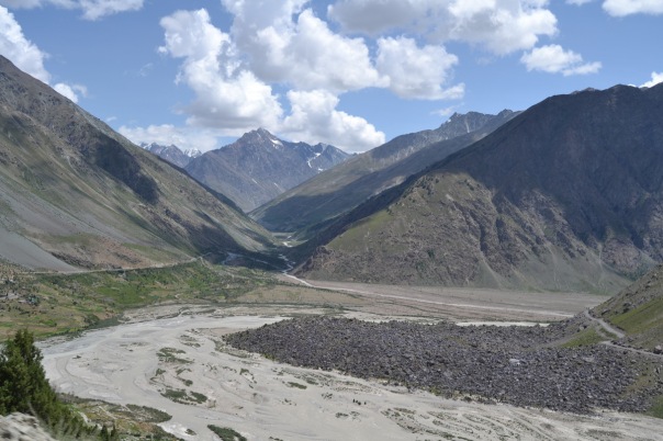 Río cerca de Pang (Himachal Pradesh, India). El deslizamiento de tierra de la derecha ha obligado al río a modificar su curso para sortearlo.