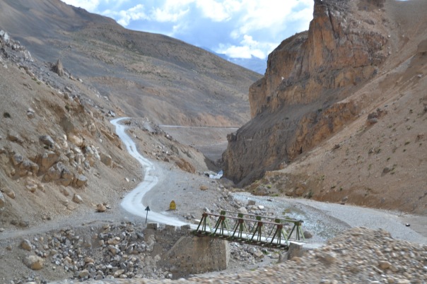 Depósitos dejados por flujos de derrubios en el cauce de un torrente bajando hacia el valle del Indo, Ladakh (India).